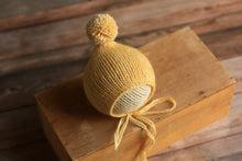 Загрузить изображение в средство просмотра галереи, Midnight Newborn Bonnet, Новорожденный вязаный капот, опора для фотографии