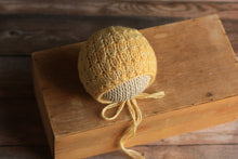 Загрузить изображение в средство просмотра галереи, Midnight Newborn Bonnet, Новорожденный вязаный капот, опора для фотографии