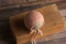 Загрузить изображение в средство просмотра галереи, Midnight Newborn Bonnet, Новорожденный вязаный капот, опора для фотографии