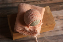 Загрузить изображение в средство просмотра галереи, Midnight Newborn Bonnet, Новорожденный вязаный капот, опора для фотографии