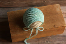 Загрузить изображение в средство просмотра галереи, Midnight Newborn Bonnet, Новорожденный вязаный капот, опора для фотографии