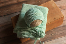 Загрузить изображение в средство просмотра галереи, Midnight Newborn Bonnet, Новорожденный вязаный капот, опора для фотографии