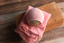 Загрузить изображение в средство просмотра галереи, Midnight Newborn Bonnet, Новорожденный вязаный капот, опора для фотографии