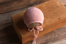 Загрузить изображение в средство просмотра галереи, Midnight Newborn Bonnet, Новорожденный вязаный капот, опора для фотографии