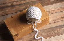 Загрузить изображение в средство просмотра галереи, Midnight Newborn Bonnet, Новорожденный вязаный капот, опора для фотографии