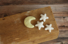 Cargar imagen en el visor de la galería, Little Felt Moon and Stars Set