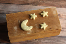 Cargar imagen en el visor de la galería, Little Felt Moon and Stars Set