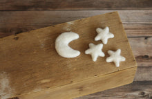 Cargar imagen en el visor de la galería, Little Felt Moon and Stars Set