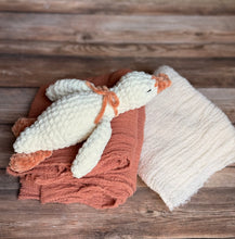 Laden Sie das Bild in den Galerie-Viewer, Sweet Sleepy Goose
